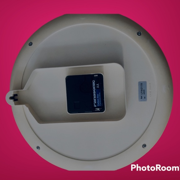 Vintage Disney Wall Clock featuring Mickey and Minnie - Picture 4 of 4